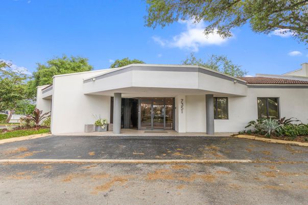 Backyard, Exterior, Facade, Modern