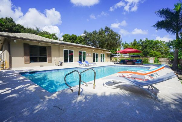 Exterior, Pool
