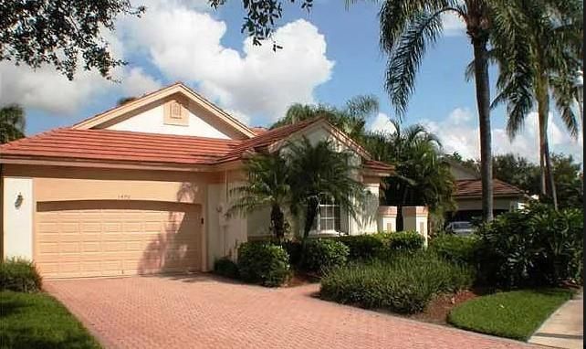 Attached, Exterior, Facade, Mediterranean