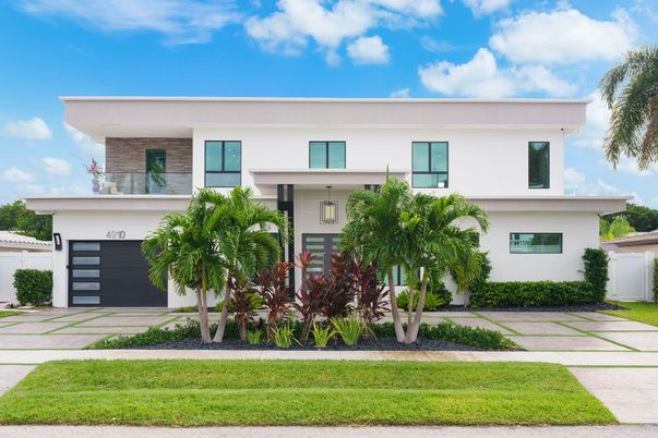 Attached, Exterior, Facade, Modern