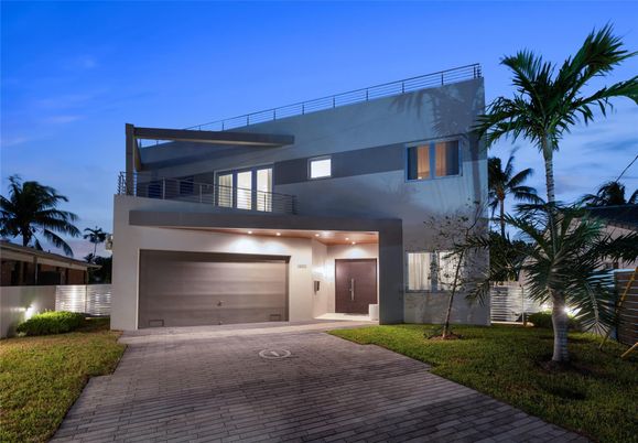 Attached, Exterior, Facade, Modern