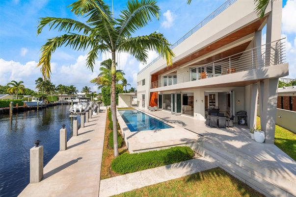 Exterior, Pool, Water