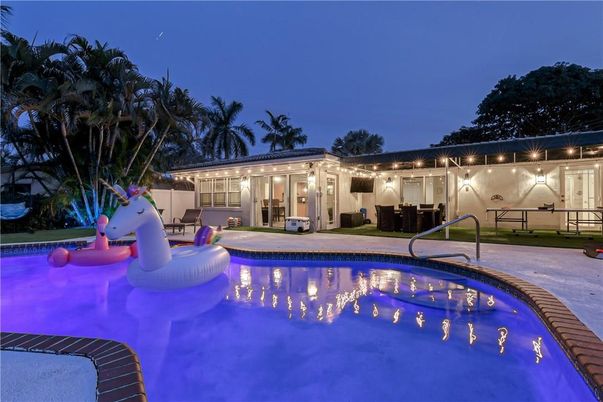 Exterior, Pool