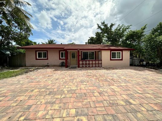 Exterior, Facade, Ranch