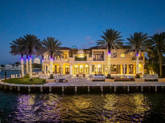 Exterior, Lake