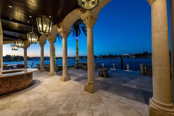 Exterior, Lake