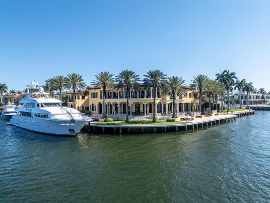 Exterior, Lake