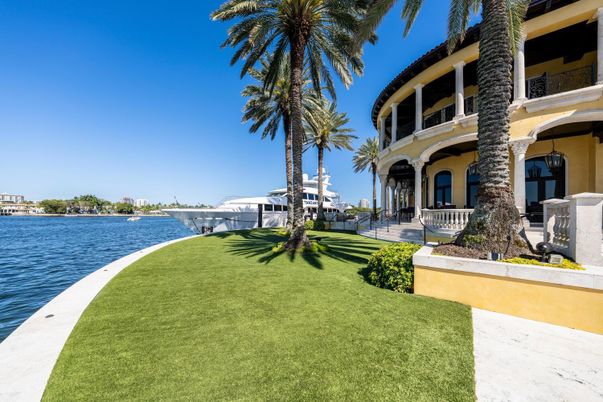 Exterior, Lake