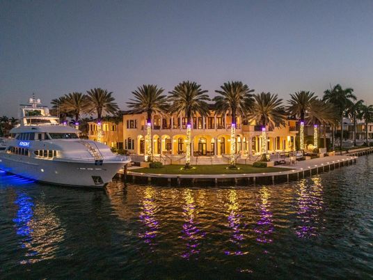 Exterior, Lake