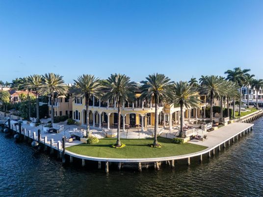 Exterior, Lake