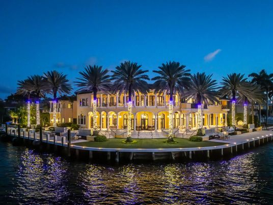 Exterior, Lake