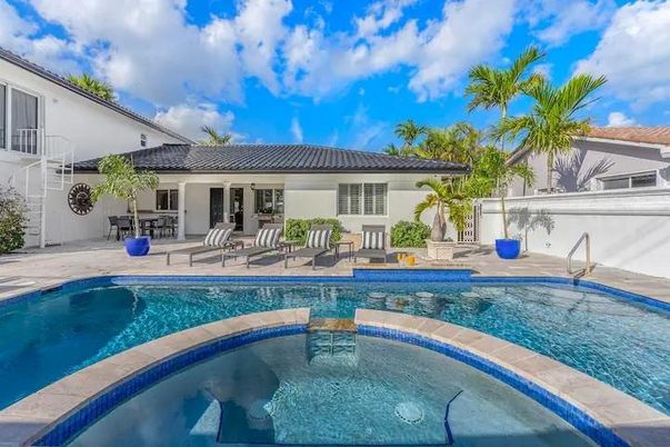 Exterior, Pool