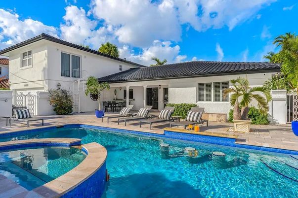Exterior, Pool