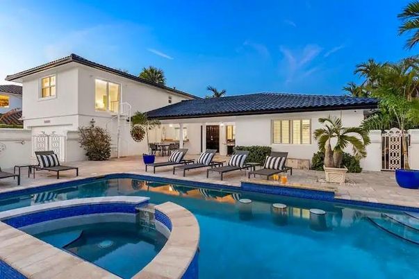Exterior, Pool