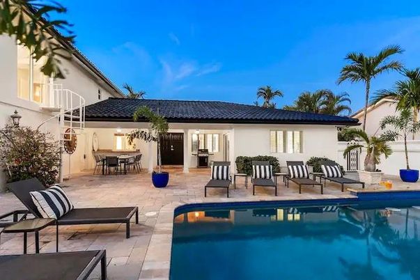 Exterior, Pool