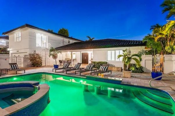 Exterior, Pool
