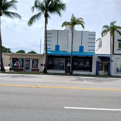 Exterior, Facade, Modern