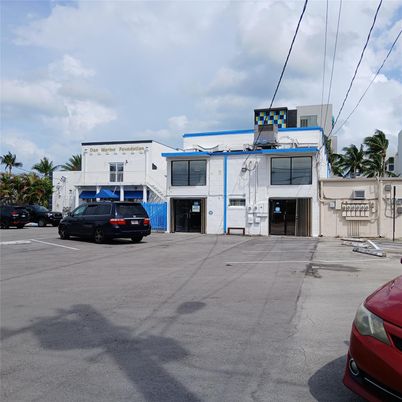 Exterior, Facade, Modern
