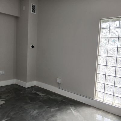 Empty room, Interior