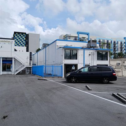 Exterior, Facade, Modern