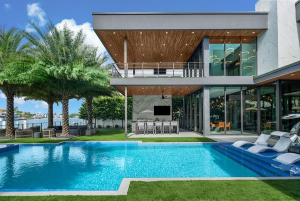 Exterior, Pool, Water