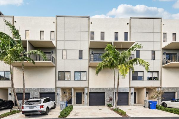 Attached, Exterior, Facade, Modern