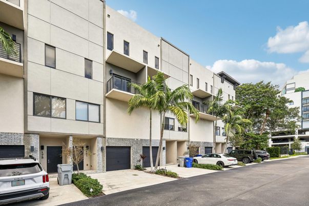 Attached, Exterior, Facade, Modern