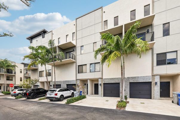 Attached, Exterior, Facade, Modern