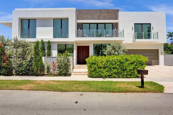Attached, Exterior, Facade, Modern