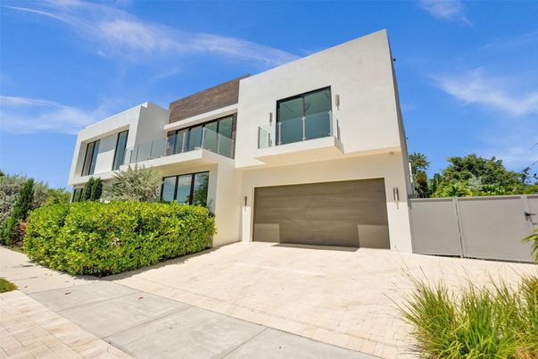 Attached, Exterior, Facade, Modern