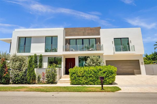 Attached, Exterior, Facade, Modern