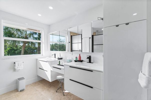 Bathroom, Interior, Recessed Lighting