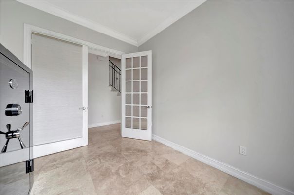 Empty room, Interior