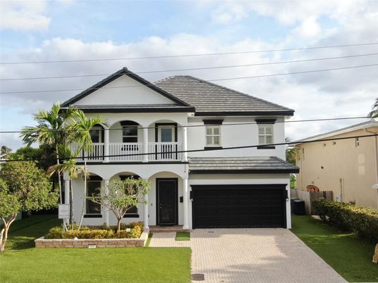 Attached, Exterior, Facade, Mediterranean