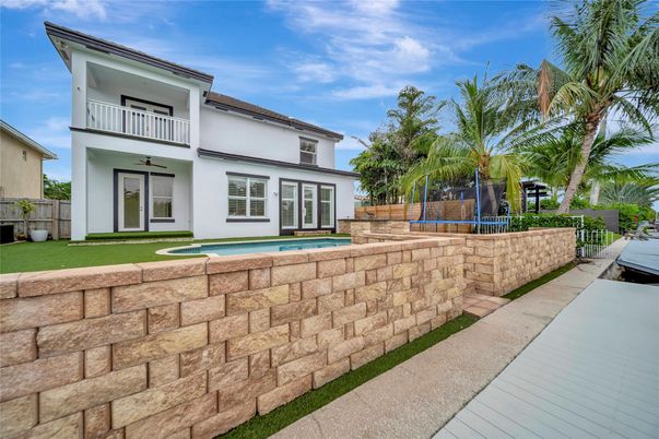Exterior, Playground, Pool