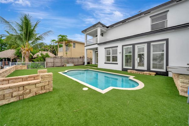 Exterior, Pool