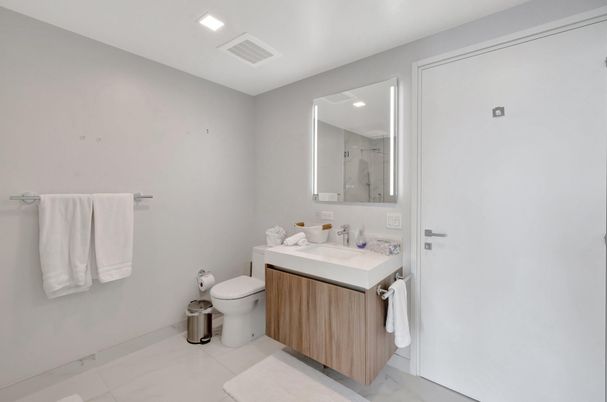 Bathroom, Interior, Recessed Lighting