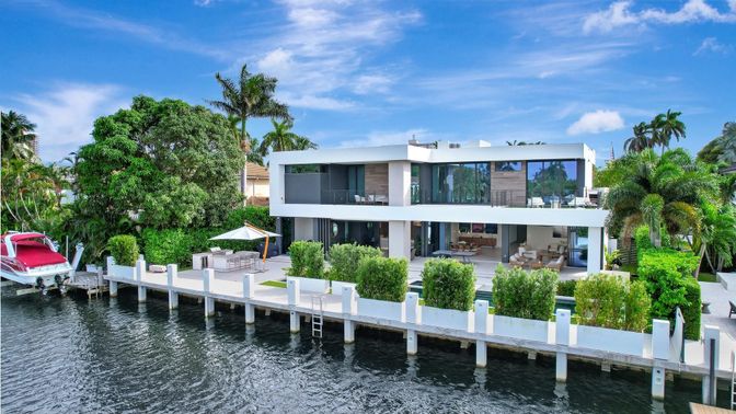 Exterior, Lake