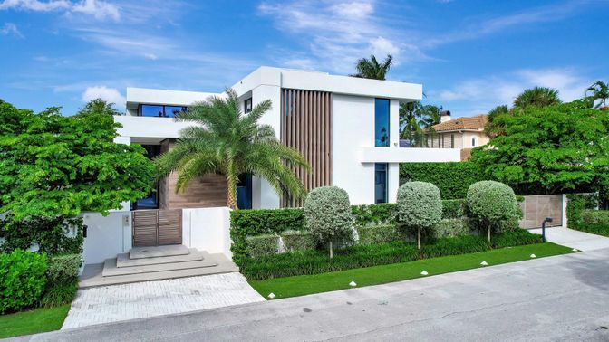 Exterior, Facade, Modern
