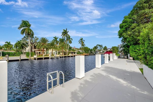 Exterior, Lake