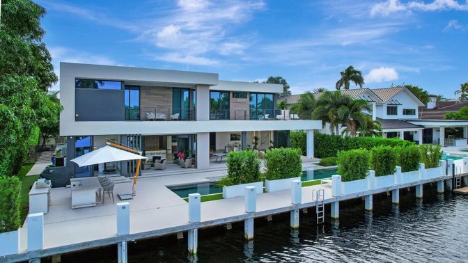 Exterior, Facade, Lake, Modern