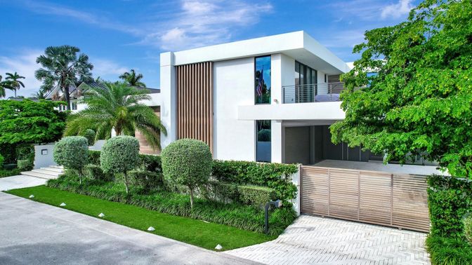 Exterior, Facade, Modern