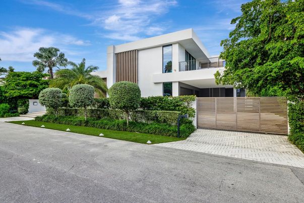 Backyard, Exterior, Facade, Modern