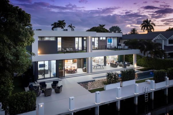 Exterior, Facade, Pool, Modern