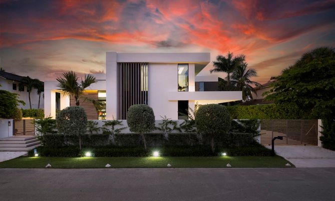 Exterior, Facade, Modern