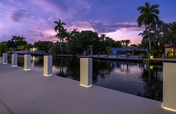 Exterior, Lake