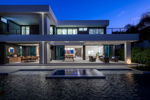 Exterior, Facade, Pool, Modern