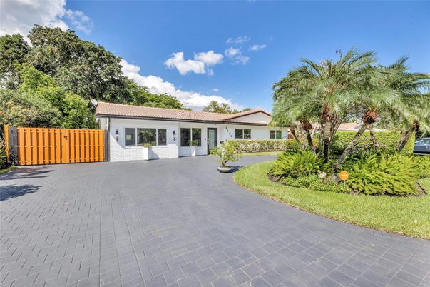 Backyard, Exterior, Facade, Ranch