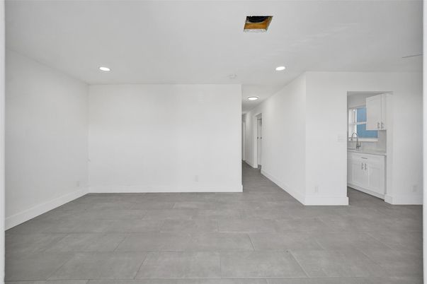 Empty room, Interior, Recessed Lighting