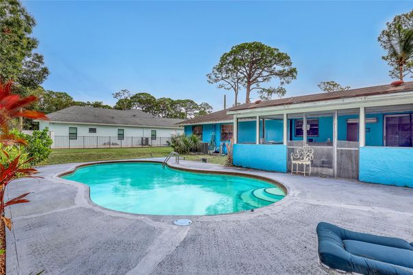 Exterior, Pool